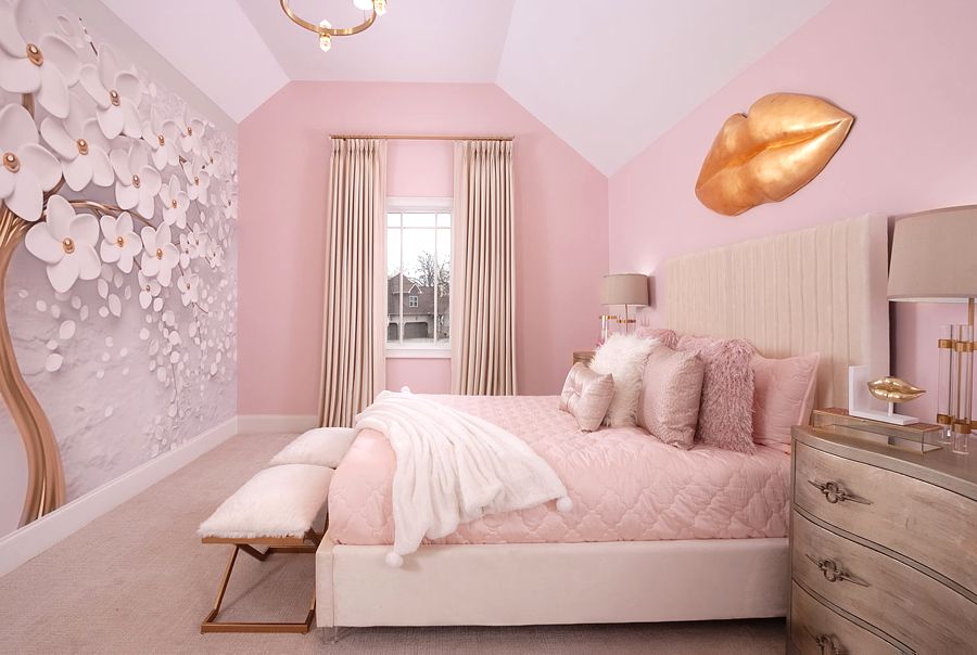 A 3D mural and huge gold lips are combined for effect in this spectacular girl's bedroom.